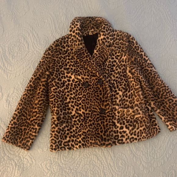Leopard fur coat sits 3” below hip bone. Loose fit. Fits medium to large. - Picture 2 of 8